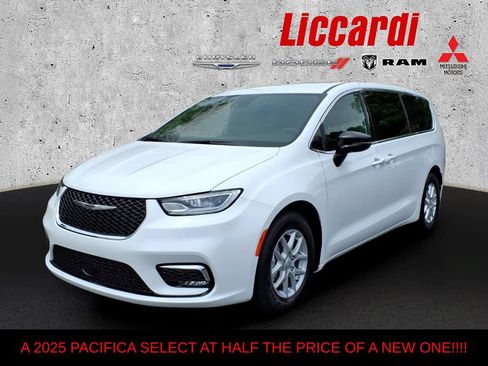 Used 2025 Chrysler Pacifica Select FWD image 3