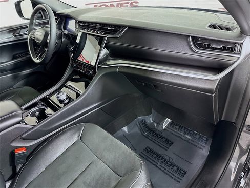 Used 2023 Jeep Grand Cherokee Altitude image 32