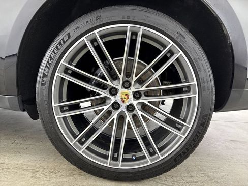 Certified 2024 Porsche Macan w/ Premium Plus Package AWD/4WD image 14
