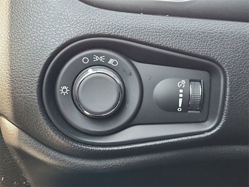 Used 2021 Jeep Renegade Sport image 17