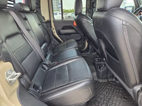 Used 2020 Jeep Gladiator Overland AWD/4WD image 16
