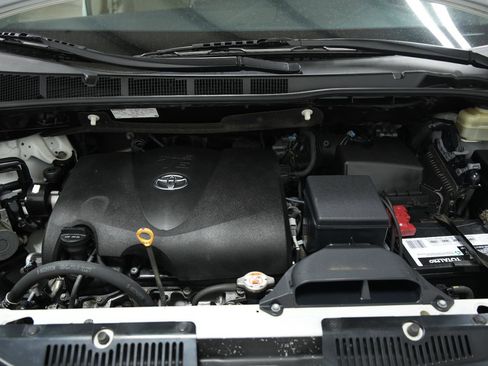 Used 2017 Toyota Sienna XLE image 42