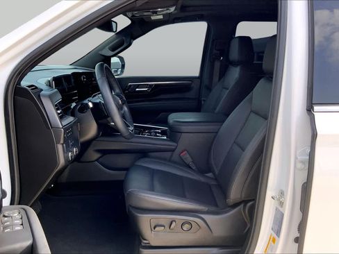 Used 2025 Chevrolet Suburban LT w/ Comfort Package RWD image 8