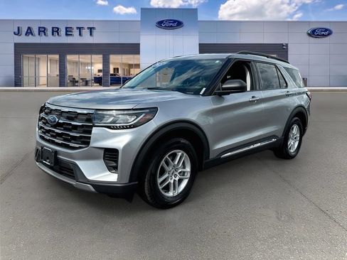 Certified 2025 Ford Explorer Active RWD image 3