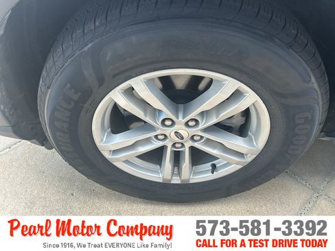 Used 2022 Ford Explorer XLT w/ Class IV Trailer Tow Package AWD/4WD image 8