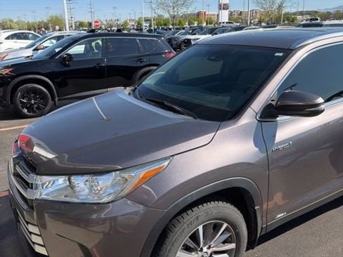 Used 2019 Toyota Highlander XLE image 1