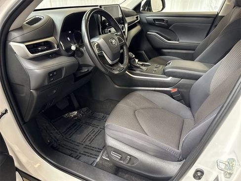 Used 2023 Toyota Highlander LE image 11