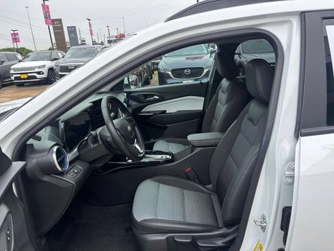 Used 2025 Chevrolet Trax LT w/ LT Convenience Package FWD image 25