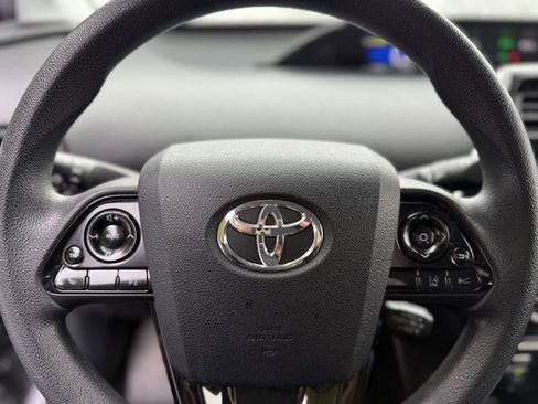 Used 2019 Toyota Prius L Eco w/ Carpet Mat Package image 31