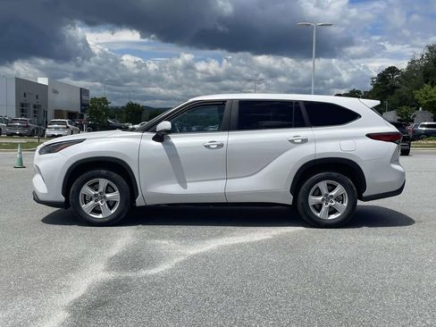 Used 2023 Toyota Highlander LE FWD image 24