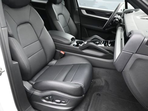 Used 2025 Porsche Cayenne Base image 9