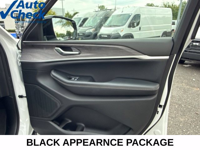 Used 2023 Jeep Grand Cherokee Limited w/ Black Appearance Package AWD/4WD image 29