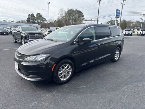 Used 2022 Chrysler Voyager LX FWD image 17