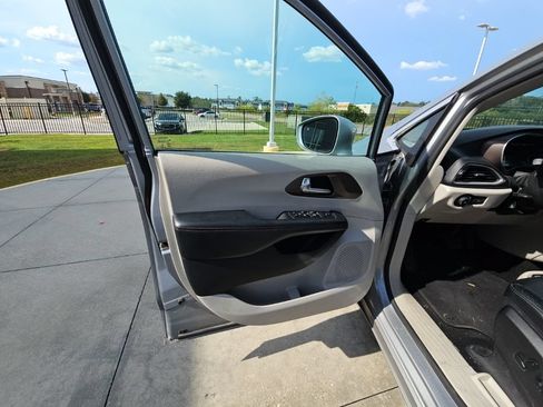 Used 2019 Chrysler Pacifica Touring-L FWD image 12