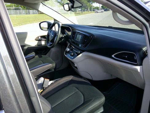 Used 2017 Chrysler Pacifica LX FWD image 36