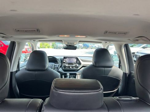 Used 2020 Toyota Highlander XLE AWD/4WD image 18
