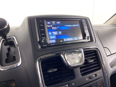 Used 2015 Chrysler Town & Country Touring w/ Driver Convenience Group FWD image 26