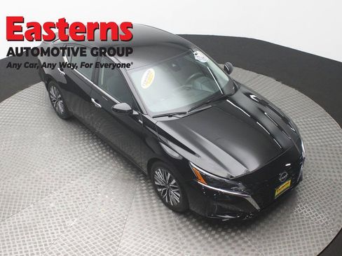 Used 2023 Nissan Altima 2.5 SV image 3