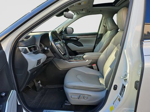 Used 2022 Toyota Highlander Limited FWD image 22
