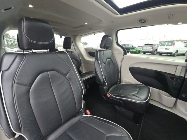 Used 2024 Chrysler Pacifica Limited FWD image 16