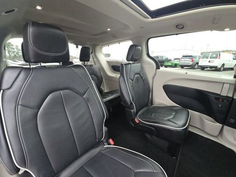 Used 2024 Chrysler Pacifica Limited image 16