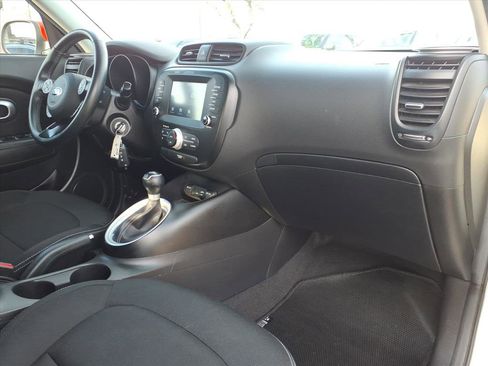 Used 2019 Kia Soul + image 10