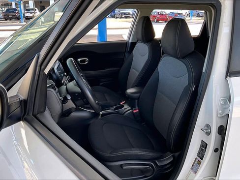 Used 2018 Kia Soul + image 8