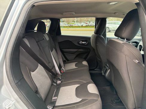 Used 2016 Jeep Cherokee Sport image 21