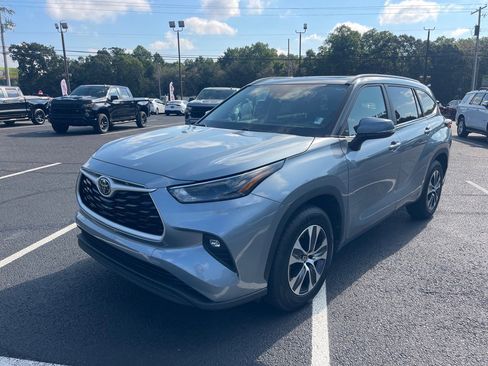 Used 2023 Toyota Highlander XLE image 3