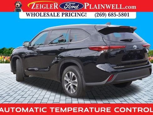 Used 2023 Toyota Highlander XLE image 3
