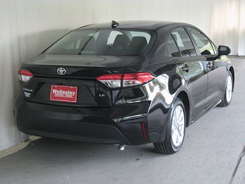 Used 2025 Toyota Corolla LE image 6