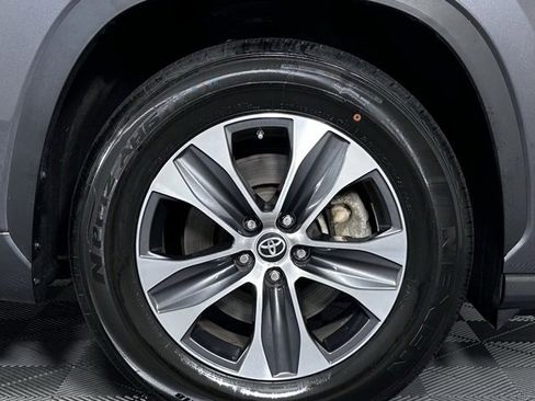 Used 2024 Toyota Highlander XLE image 10