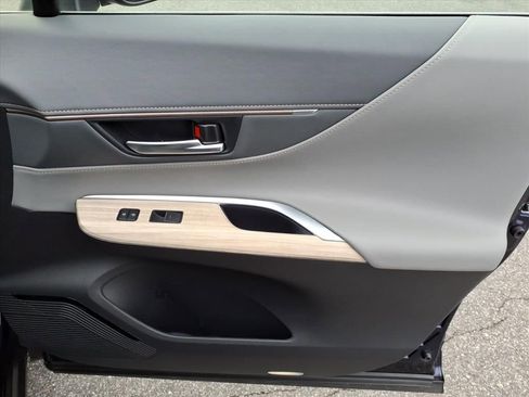 Used 2023 Toyota Venza Limited image 17