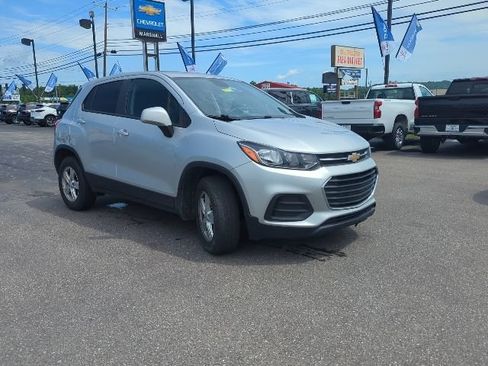 Used 2022 Chevrolet Trax LS w/ Tint and Cruise Package AWD/4WD image 5