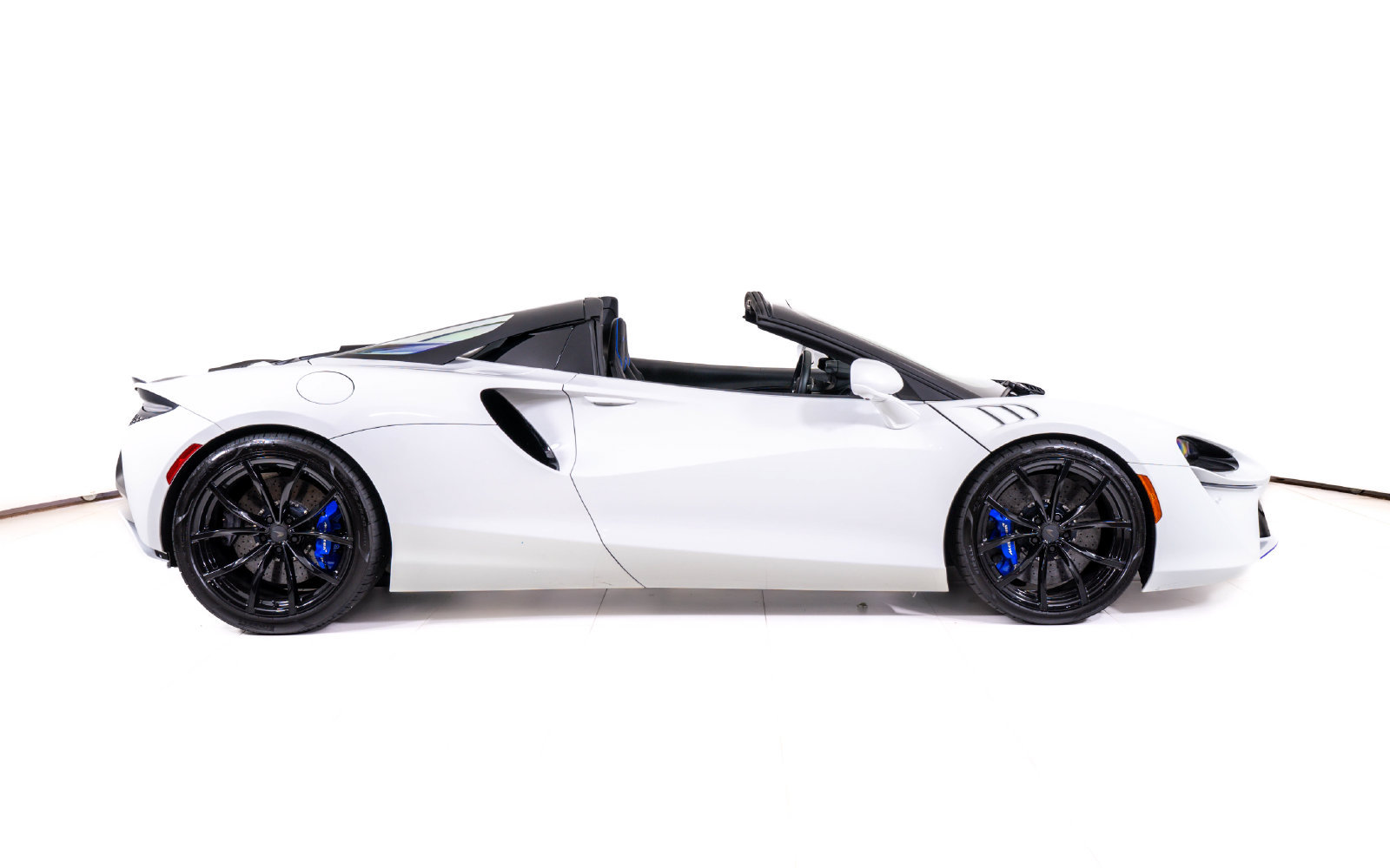 Used 2025 McLaren Artura Spider RWD image 8