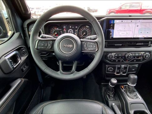 Used 2025 Jeep Gladiator Sport AWD/4WD image 6