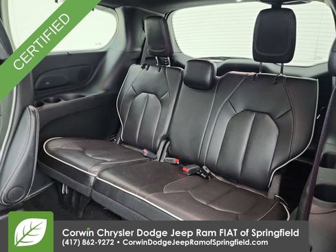 Certified 2025 Chrysler Pacifica Limited FWD image 31