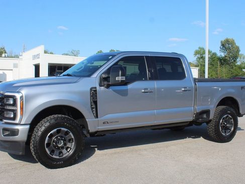 Used 2023 Ford F250 Lariat w/ Black Appearance Package image 4