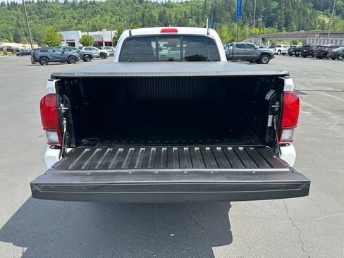 Used 2022 Toyota Tacoma SR w/ SR Convenience Package RWD image 10
