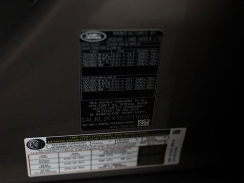 New 2025 Land Rover Discovery Dynamic SE image 26