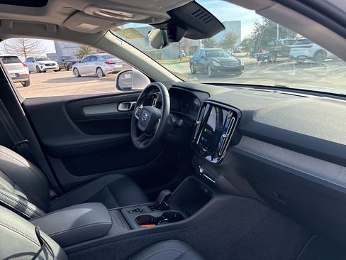 Certified 2025 Volvo XC40 B5 Core image 14