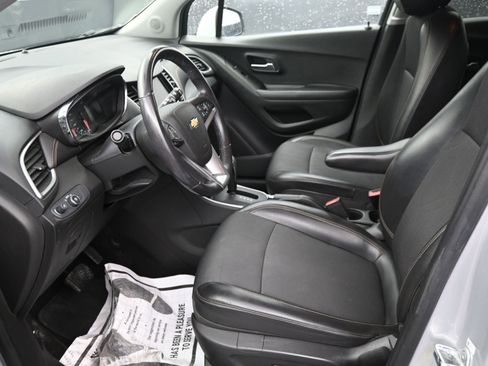 Used 2022 Chevrolet Trax LT w/ LT Convenience Package image 9