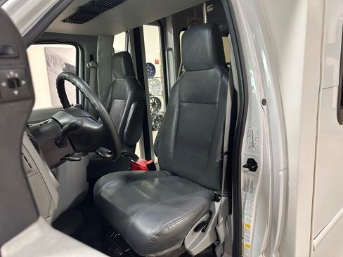 Used 2015 Ford E-350 and Econoline 350 Super Duty image 28