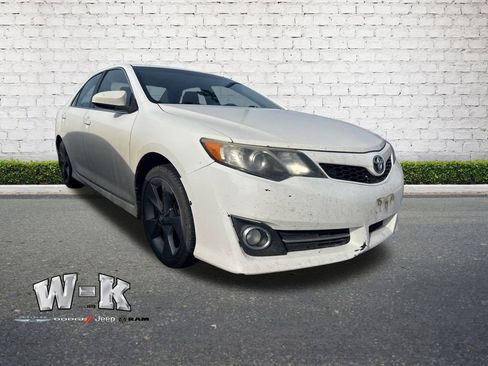 Used 2012 Toyota Camry SE image 1