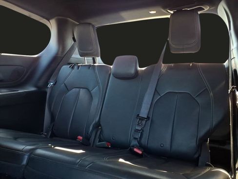 Used 2020 Chrysler Pacifica Touring-L Plus w/ S Appearance Package image 33