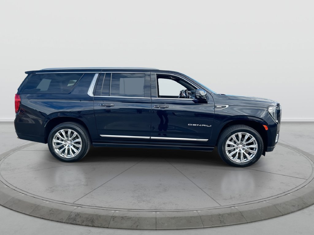 Used 2022 GMC Yukon XL Denali w/ Denali Premium Package AWD/4WD image 9