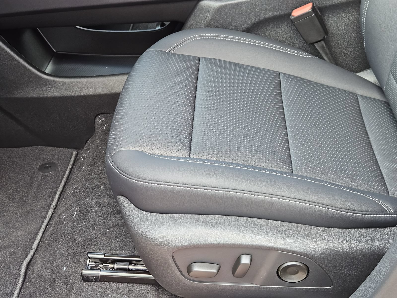 New 2027 Chevrolet Traverse LT w/ Midnight/Sport Edition FWD image 24