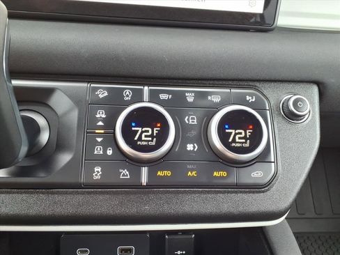Used 2022 Land Rover Defender 110 SE image 26