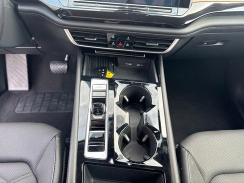 Used 2025 Volkswagen Atlas SE FWD image 13