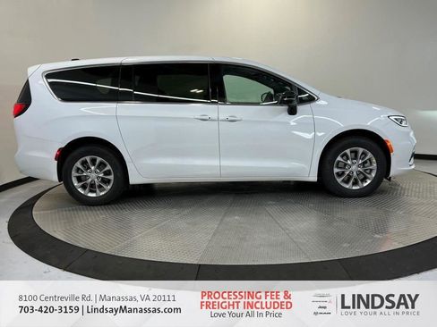 New 2026 Chrysler Pacifica Select image 4